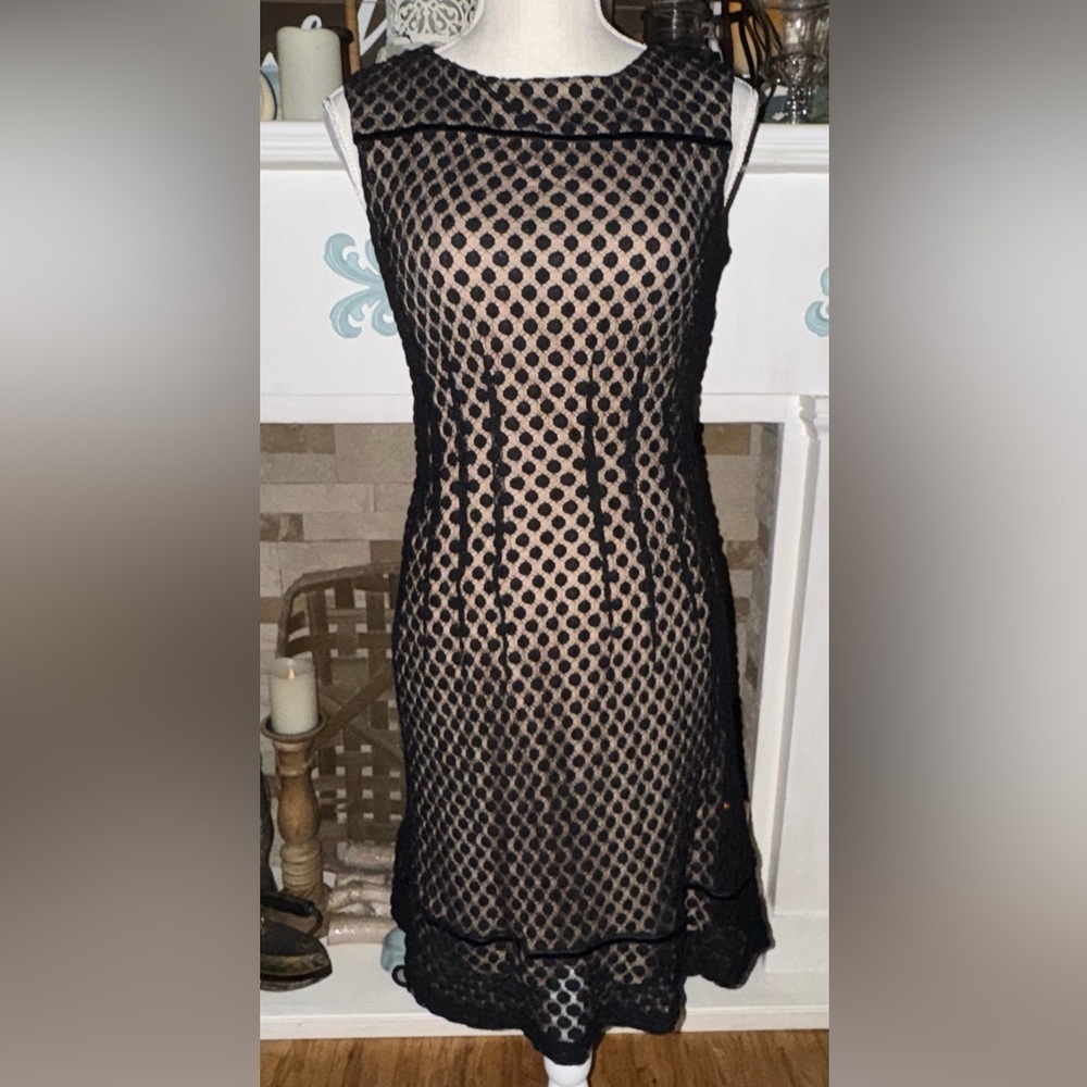 Adrianna Papell Sleeveless Black Dot Lace Shift Dress Size 4. Super pretty! EUC